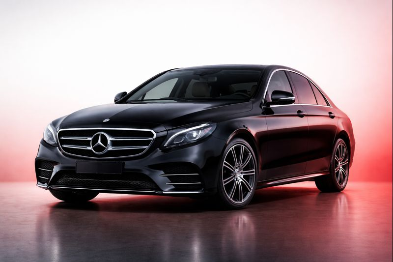 Mercedes-Benz E-Klasse zwarte taxi Amsterdam Schiphol